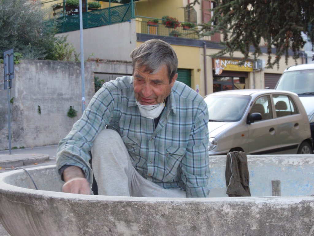 Nazzareno Girotti intento ripulisce la fontana