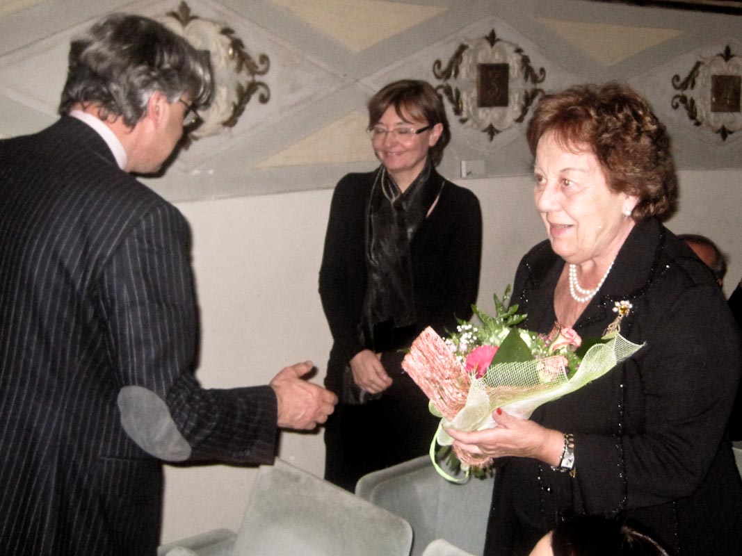 Il Sindaco Sergio Paolucci omaggia con una composizione floreale la Sig.ra Rosa Mugellini.