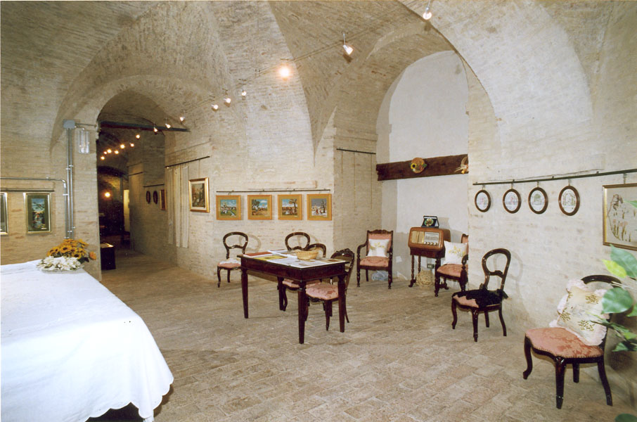 Sala U. Boccabianca durante la mostra di Gianfranca Sabbattini del 28 luglio 2002. Foto Luigi Anzalone.