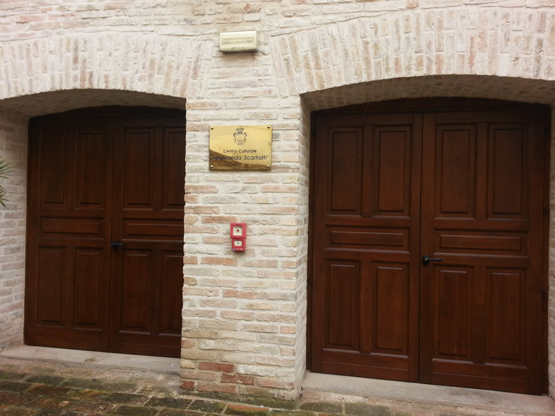 Portonid i ingresso e targa in ottone dell'Auditorium Ferdiando Scarfiotti restaurati da Luigi Migliorelli.