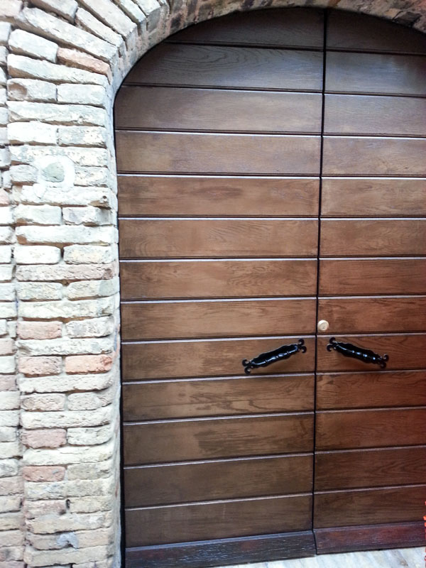 Portone di ingresso della sala “Umberto Boccabianca