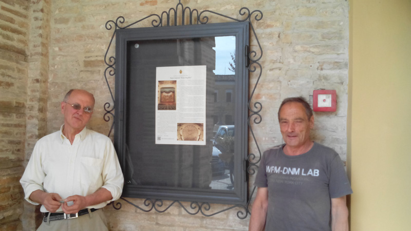 Luigi Miglorelli a dx insieme a Paolo Onofri a sx davanti alla bacheca esterna del teatro Mugellini restaurata.