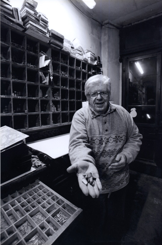 Arnaldo Cingolani all'interno della tipografia in una foto di Antonio Manta.