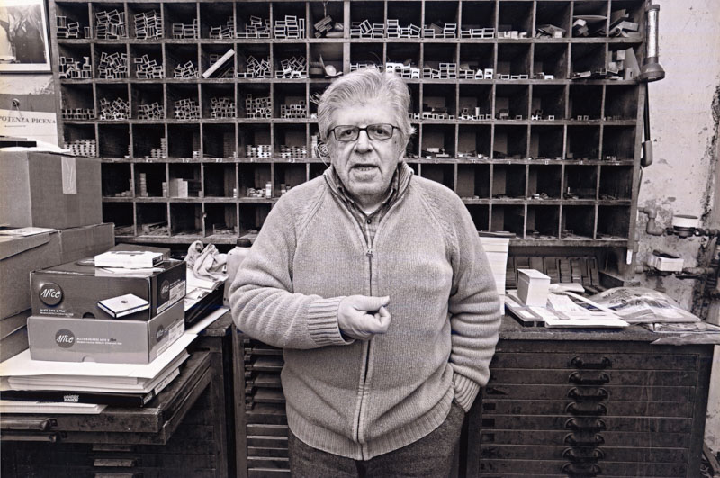 Arnaldo Cingolani all'interno della tipografia in una foto di Giuliano Margaretini.