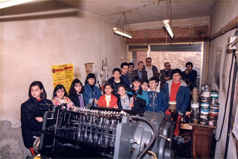 Visita alla Tipografia Cingolani degli alunni di una Scuola Media Marietta Gioia di Casette d'Ete, il 14-03-89. Insieme ai ragazzi Arnaldo Cingolani, Giuseppe Massera, Roberto Micucci ed il Prof. Arturo Sardini.
