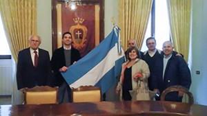 Eduardo Ruben Domenichini (secondo da dx) ricevuto in Comune dal Sindaco Francesco Acquaroli.