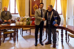 Il Sindaco Francesco Acquaroli insieme a Franco Carestia. Foto Sergio Ceccotti.