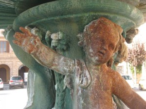 Particolari arrugginiti della fontana di Piazza Matteotti. Foto Paola Carestia.